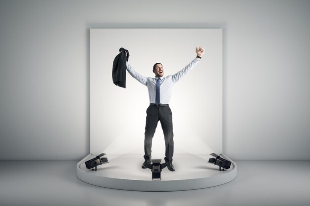 Photo happy businessman on podium