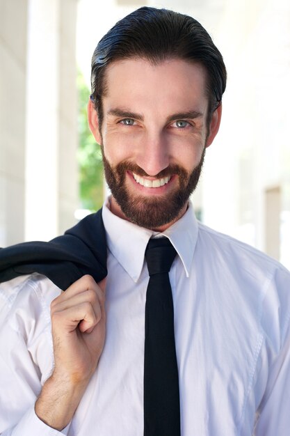 Foto uomo d'affari felice che sorride in camicia e legame