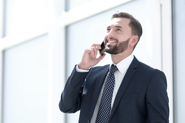 携帯電話で話している幸せなビジネスマン