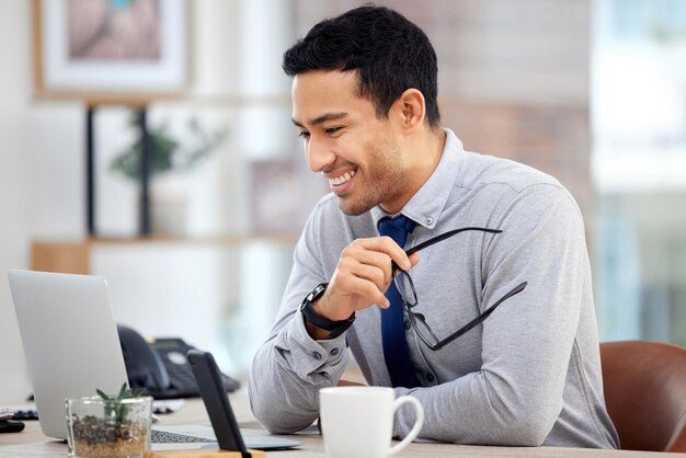 幸せなビジネスマンとオフィスで働くか、会社の仕事のためにラップトップで電子メール通信や研究を書く 男の笑顔とプロの従業員が会社のレポートやビジネス分析を計画する