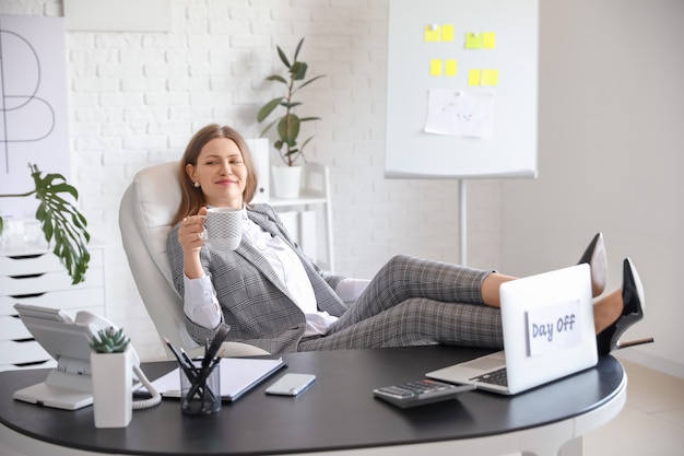 Photo happy businesswoman before weekends in office