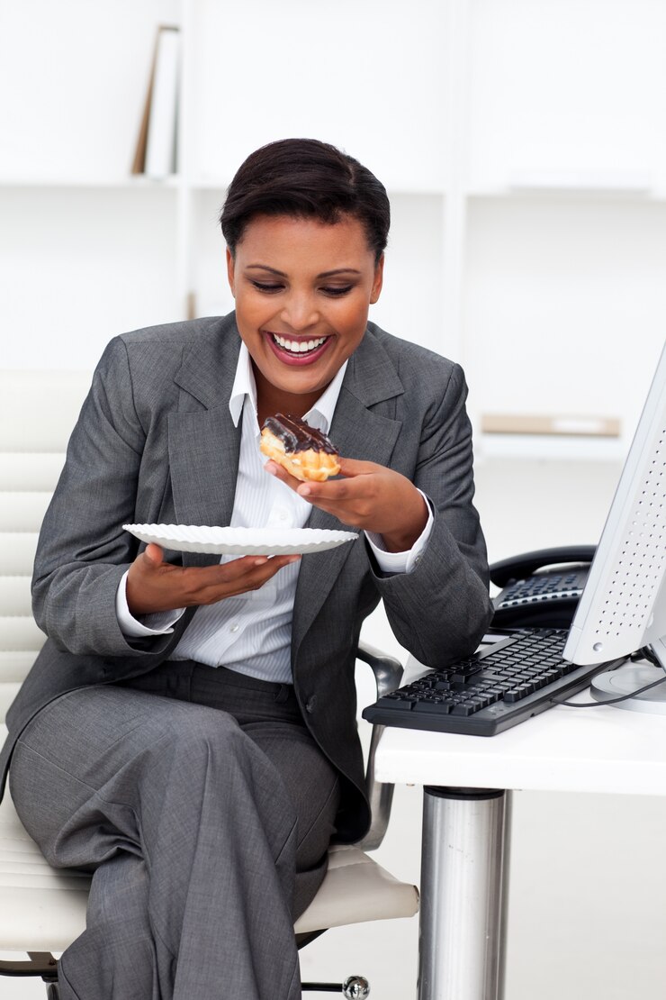 Photo happy businesswoman eating in the office