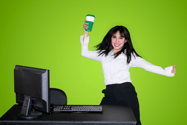 Счастливая деловая женщина танцует с кофе