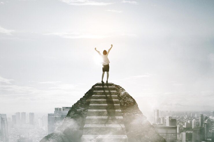 Photo happy businesswoman standing on mountain top