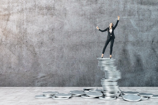 Photo happy businesswoman standing on silver coins