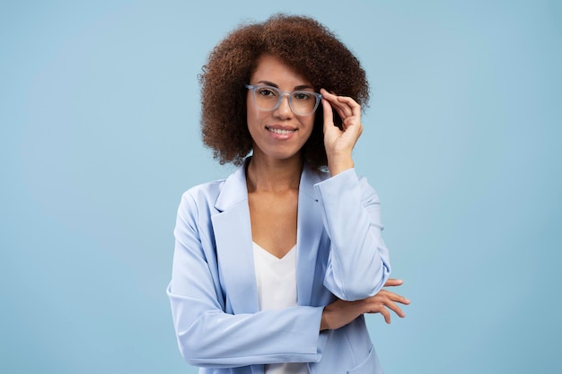 Photo happy businesswoman in stylish glasses posing arms crossed