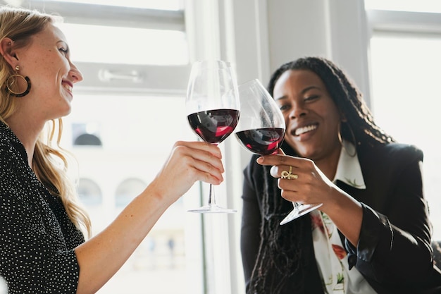 Donne d'affari felici che brindano in ufficio