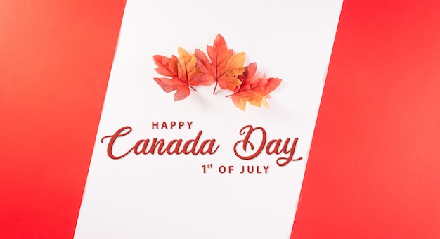 Happy canada day-concept gemaakt van rode zijden esdoornbladeren met de tekst op witte en rode achtergrond