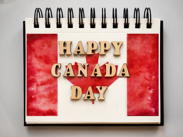 ハッピーカナダデー。カナダ国旗のナショナルカラーで描かれた郵便封筒。休日のコンセプト。クローズアップ、上面図、テクスチャ。家族、親戚、友人、同僚の皆さん、おめでとうございます