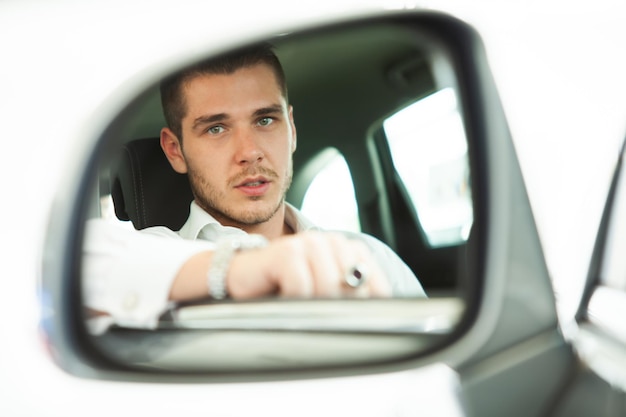 Felice proprietario di auto nella sua nuova auto