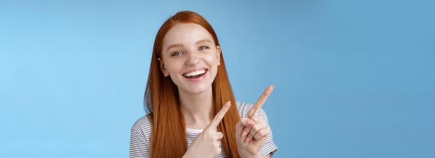 Foto felice, spensierata, sorridente, rossa, ragazza caucasica, capelli rossi, capelli dritti, angolo in alto a sinistra.