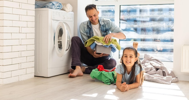 happy casual multi-etnische familie waskleren thuis