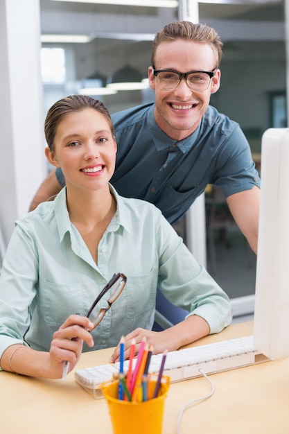 Felice redattori di foto casuali in ufficio