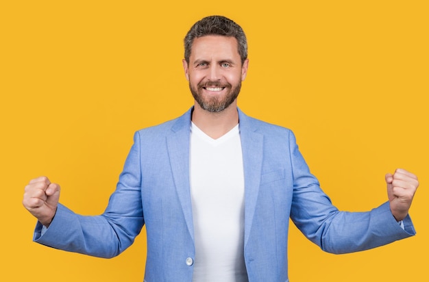 Photo happy caucasian businessman in jacket isolated on yellow background businessman in studio