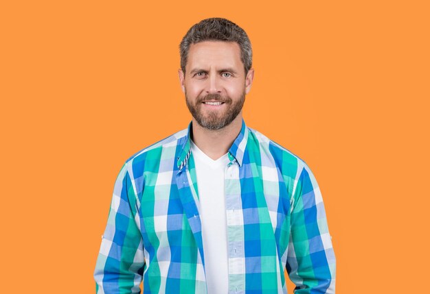 Photo happy caucasian casual man in studio photo of caucasian man wear checkered shirt