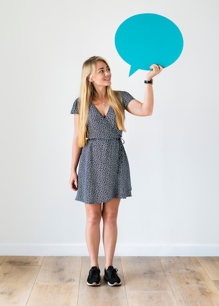 Photo happy caucasian woman holding copyspace speech bubble