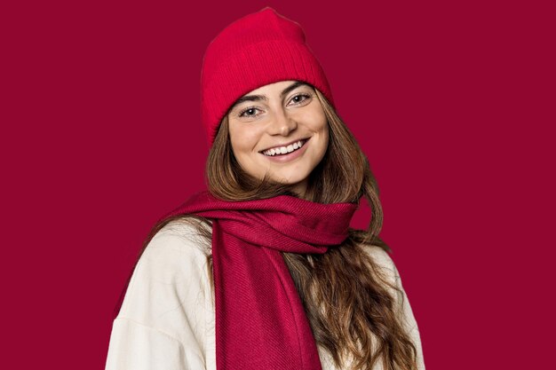 Foto fortunata donna caucasica con abito rosso concetto di natale