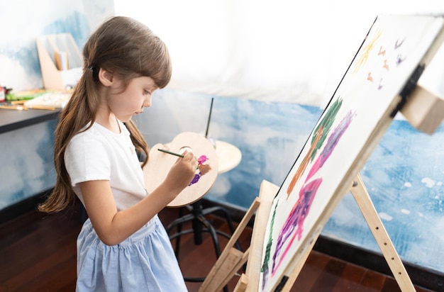 彼女の家で n キャンバスにブラシで描く幸せな陽気な子供幼児教育幸せな家族の子育ての概念