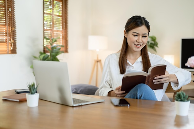 Photo happy cheerful cute beautiful business woman in office