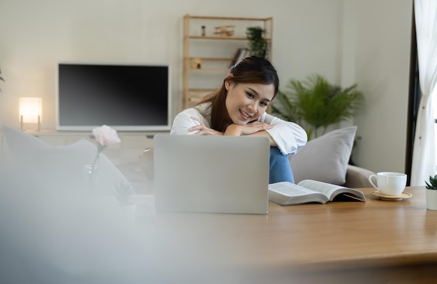 Photo happy cheerful cute beautiful business woman in office