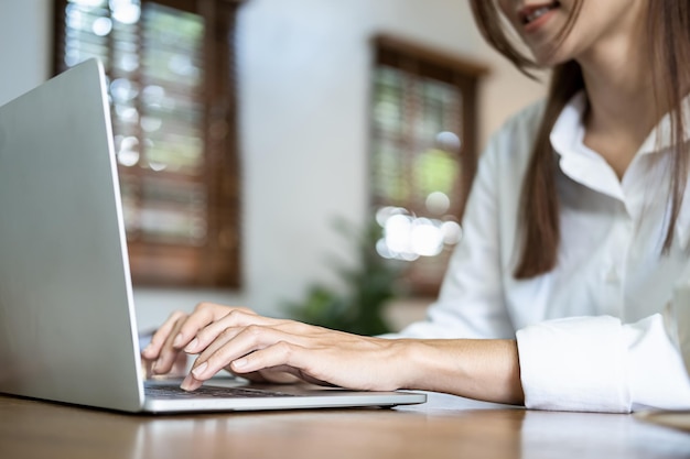 Photo happy cheerful cute beautiful business woman in office