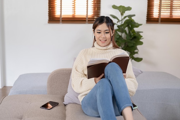 Photo happy cheerful cute beautiful business woman in office