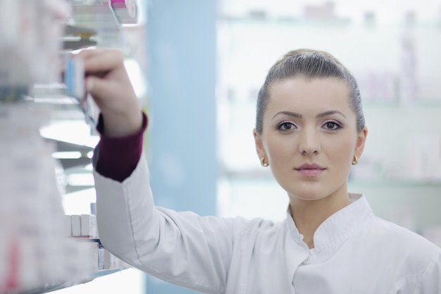 Foto felice allegra farmacista chimico donna in piedi in farmacia farmacia