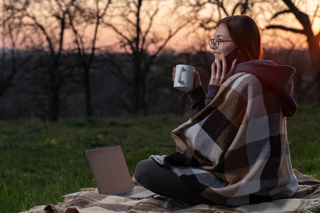 Foto ragazza allegra felice dello studente che studia su per la classe in parco.