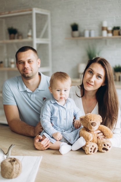 Giovane famiglia allegra felice a casa