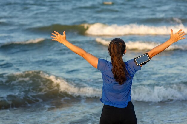 Photo happy cheering fitness woman