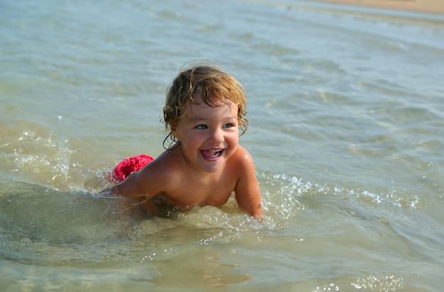 海で水浴びをする幸せな子供