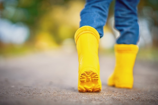 Foto bambino felice che gioca fuori in autunno