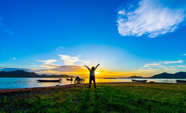 Photo happy child boy with sunset at bang phra reservoir, bang phra, si racha district