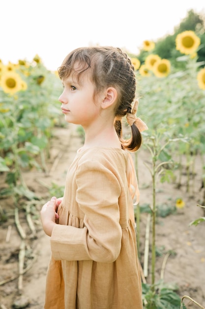 ひまわり畑で幸せな子供の女の子