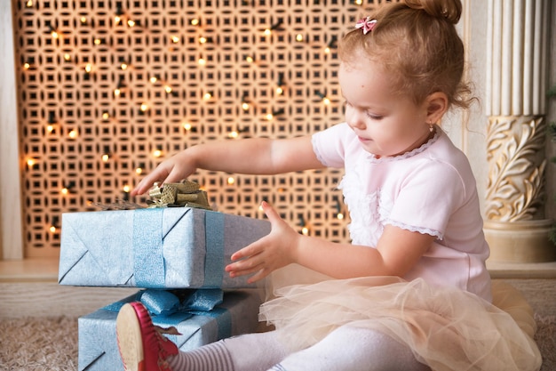 Photo happy child girl with christmas gifts