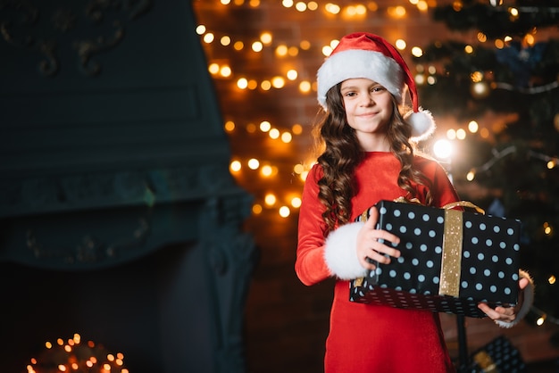 ギフトボックスと幸せな子の女の子。休日、プレゼント、クリスマスのコンセプト。