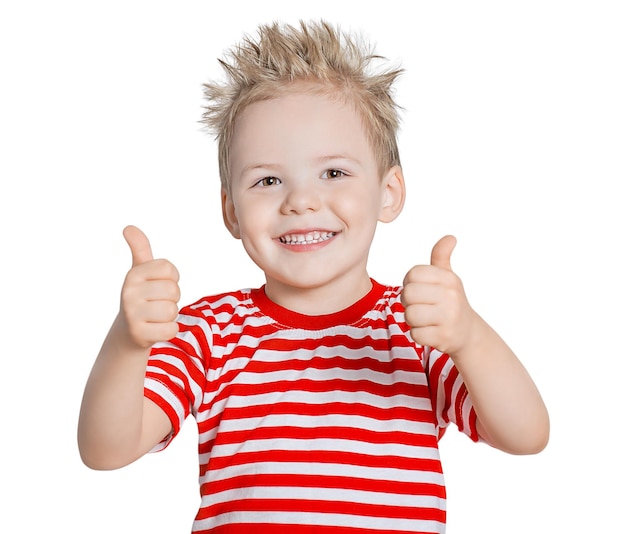 Foto un bambino felice fa un segno di approvazione con il pollice in su. isolato su uno sfondo bianco.