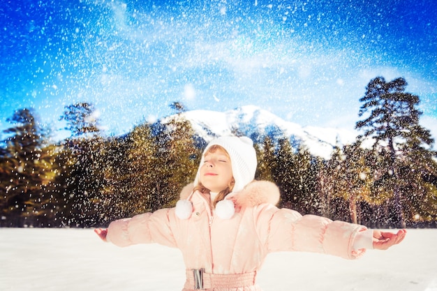 写真 冬の屋外で楽しんで幸せな子