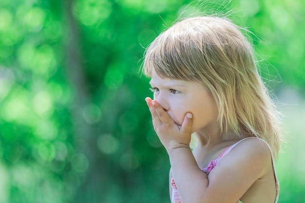 写真 幸せな子供が自然公園で遊んで楽しんでいます