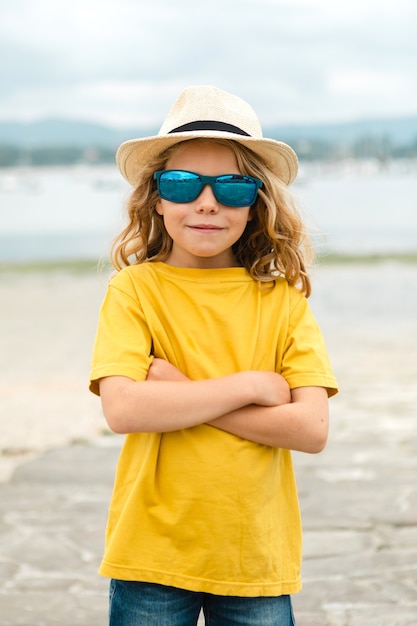 夏休みを楽しんで幸せな子。旅行と冒険のコンセプト