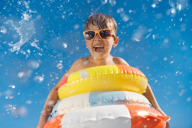 Foto bambino felice che si diverte in vacanza estiva