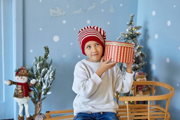 幸せな子。小さな子供はクリスマスと新年を祝います。