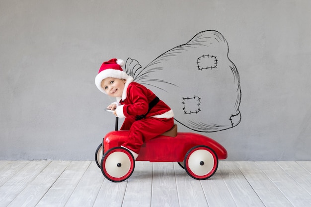 집에서 지불하는 행복 한 아이. 크리스마스 시간에 재미 아이. 크리스마스 휴가 개념