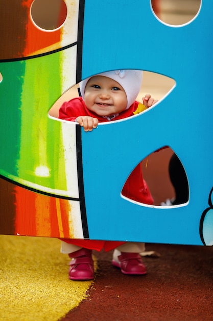 Foto bambino felice sul parco giochi