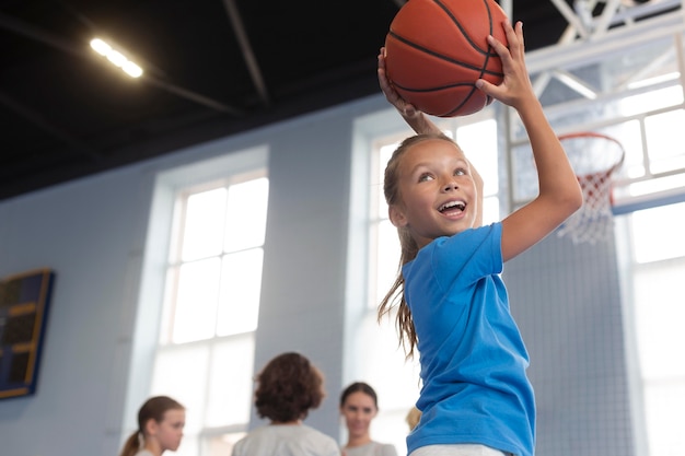 Photo happy child playing basketball