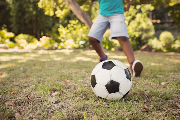 Bambino felice che gioca a calcio