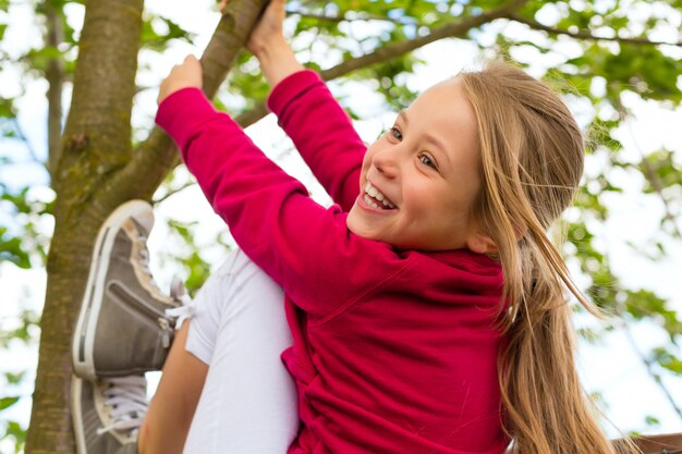 Photo happy child playing in the garden