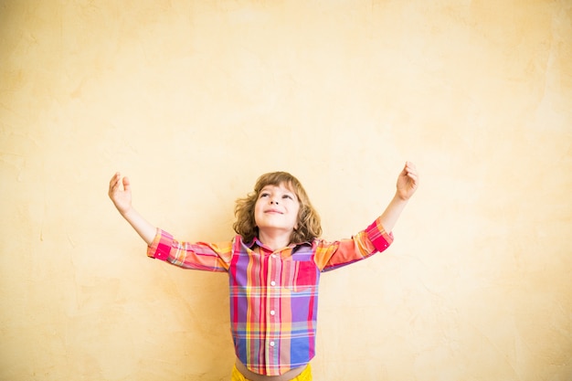 Photo happy child playing at home. drawing autumn theme. imagination and freedom concept