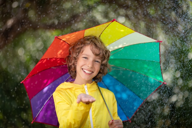 雨の中で遊ぶ幸せな子