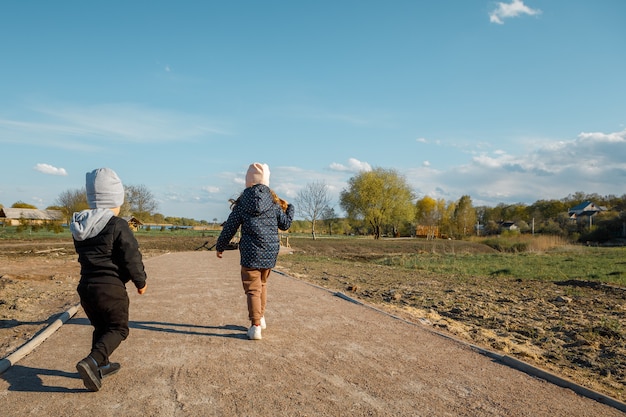 Bambino felice che corre nel parco